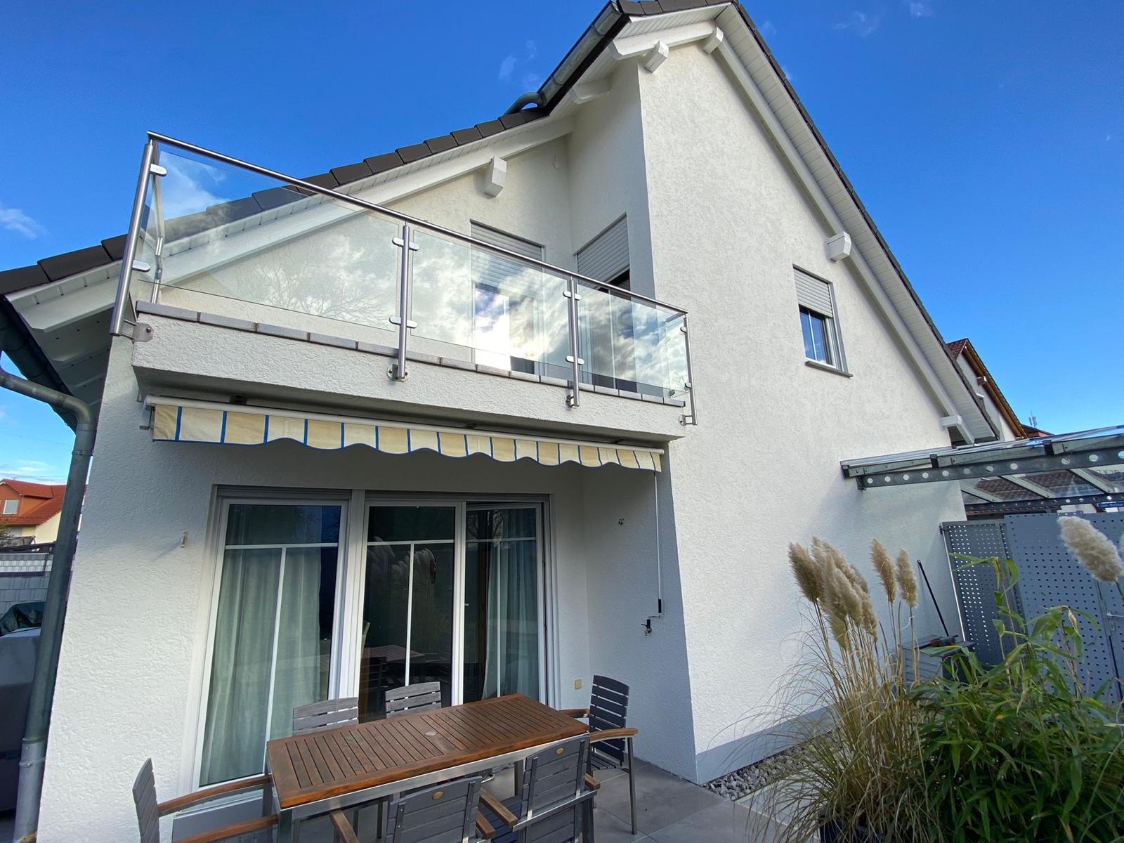Gestaltete und sanierte Fassade eines Einfamilienhauses