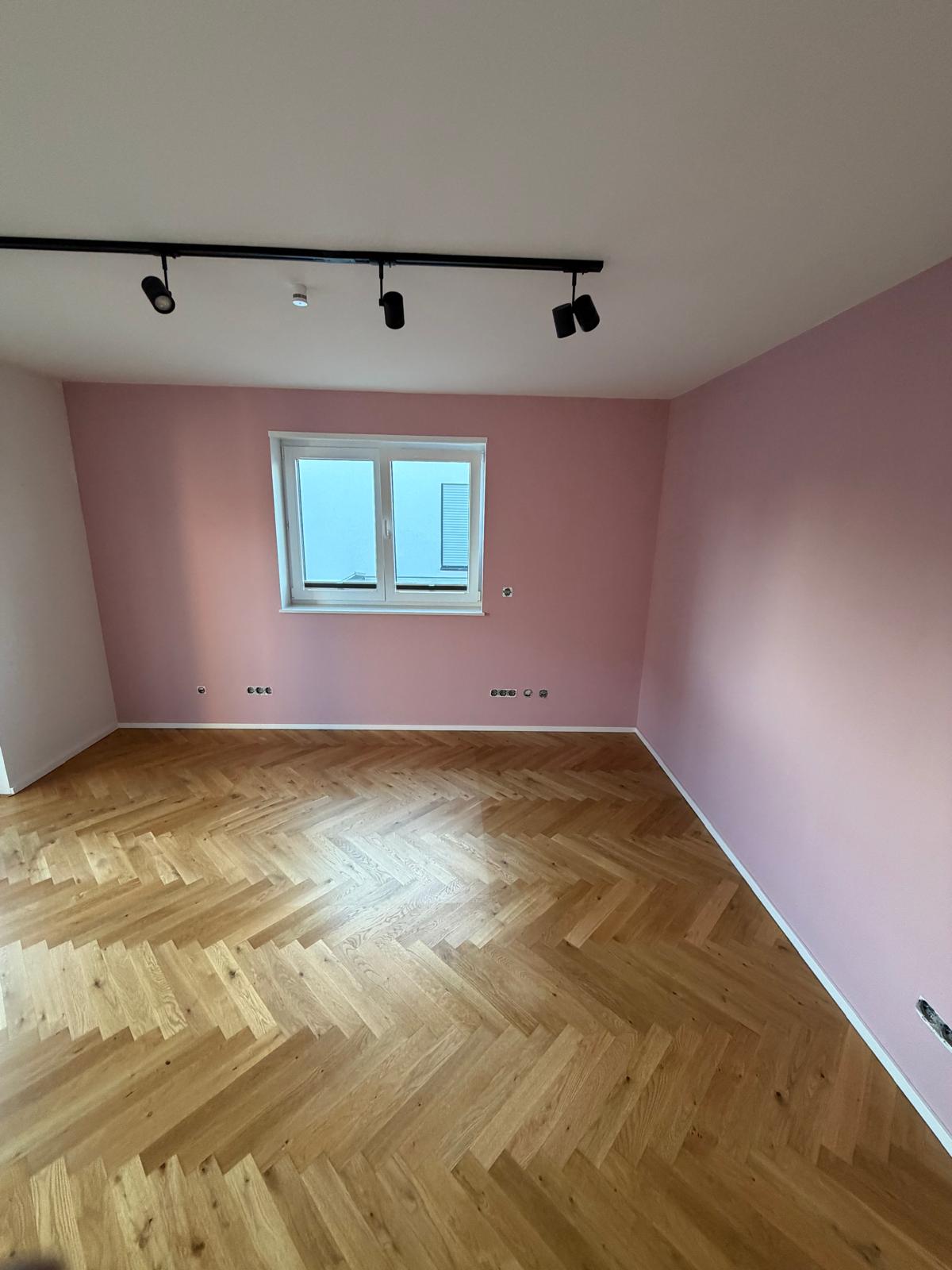 Frisch gestrichener Innenraum in Altrosa