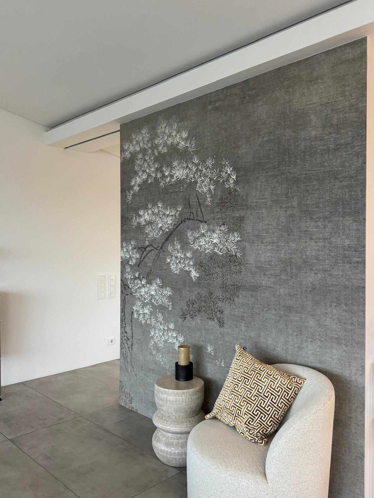 Tapezierte Wand mit floraler Design-Tapete